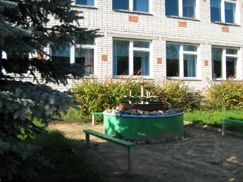 фонтан школы.